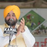 ₹1,790 करोड़ का रिकॉर्ड स्पोर्ट्स बजट और 'खेड़ां वतन पंजाब दियां'"खेलों की उपेक्षा का दौर समाप्त": CM मान बोले— पहली बारallocated हुआ ₹1,790 करोड़ का रिकॉर्ड खेल बजटचौथे सीजन में 'खेड़ां वतन पंजाब दियां' से निखर रहीं प्रतिभाएं; गांवों में बन रहे 3,000 से अधिक खेल मैदान व जिमसंगरूर, 12 अक्टूबर 2026:पंजाब के युवाओं को नशों और गलत संगति से दूर रखकर खेलों की ओर आकर्षित करने के लिए पंजाब खेल नीति (Punjab Sports Policy) के तहत राज्य सरकार ने बड़ा बजटीय बदलाव किया है। संगरूर में खिलाड़ियों को संबोधित करते हुए मुख्यमंत्री भगवंत मान ने पंजाब विकास (Punjab Development) का मॉडल पेश करते हुए कहा कि पिछली सरकारों ने कभी खेलों को प्राथमिकता नहीं दी, लेकिन उनकी सरकार ने राज्य के इतिहास में पहली बार ₹1,790 करोड़ का रिकॉर्ड खेल बजट (Record Sports Budget Punjab) आवंटित किया है। इसके साथ ही खेड़ां वतन पंजाब दियां (Khedan Watan Punjab Dian) के चौथे सीजन के जरिए गांव-गांव से जमीनी खेल प्रतिभाओं को तलाशा जा रहा है।गांव-गांव में खेल इंफ्रास्ट्रक्चर का विस्तारयुवाओं को अनुशासित और स्वस्थ जीवनशैली देने के लिए मान सरकार द्वारा किए जा रहे प्रमुख प्रयास:₹1,790 करोड़ का बजट: बुनियादी ढांचे के निर्माण, आधुनिक उपकरणों और खिलाड़ियों की डाइट के लिए विशेष बजटीय प्रावधान।3,000+ ग्रामीण खेल मैदान: गांवों में 3,000 से अधिक आधुनिक खेल स्टेडियम और जिम (Gyms) स्थापित किए जा रहे हैं।'खेड़ां वतन पंजाब दियां' का असर: इस राज्यस्तरीय खेल क्रांति में लाखों बच्चे, युवा और बुजुर्ग भाग ले रहे हैं, जिससे पंजाब में खेल संस्कृति का पुनरुत्थान हुआ है।माता-पिता से अपील: "पढ़ाई के साथ खेलों को बनाएं जीवन का हिस्सा"मुख्यमंत्री मान ने अभिभावकों से अपील करते हुए कहा कि वे अपने बच्चों को पढ़ाई के साथ-साथ खेलों में भाग लेने के लिए प्रेरित करें। खेल बच्चों में आत्मविश्वास, अनुशासन और टीम वर्क की भावना जगाते हैं, जिससे वे गलत सोहबत से दूर रहकर उज्ज्वल भविष्य का निर्माण कर सकते हैं।पंजाब सरकार की खेल पहलआवंटित बजट / दायरामुख्य लक्ष्य व प्रभाववार्षिक खेल बजट₹1,790 करोड़अंतरराष्ट्रीय स्तर का इंफ्रास्ट्रक्चर निर्माणग्रामीण स्पोर्ट्स स्टेडियम3,100+ स्टेडियम व जिमगांव के युवाओं को नशों से दूर रखनाखेड़ां वतन पंजाब दियांचौथा सीजन जारीजमीनी स्तर पर चैंपियनों की खोज करना