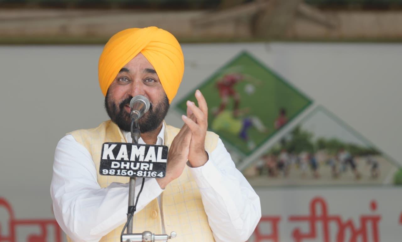 ₹1,790 करोड़ का रिकॉर्ड स्पोर्ट्स बजट और 'खेड़ां वतन पंजाब दियां'"खेलों की उपेक्षा का दौर समाप्त": CM मान बोले— पहली बारallocated हुआ ₹1,790 करोड़ का रिकॉर्ड खेल बजटचौथे सीजन में 'खेड़ां वतन पंजाब दियां' से निखर रहीं प्रतिभाएं; गांवों में बन रहे 3,000 से अधिक खेल मैदान व जिमसंगरूर, 12 अक्टूबर 2026:पंजाब के युवाओं को नशों और गलत संगति से दूर रखकर खेलों की ओर आकर्षित करने के लिए पंजाब खेल नीति (Punjab Sports Policy) के तहत राज्य सरकार ने बड़ा बजटीय बदलाव किया है। संगरूर में खिलाड़ियों को संबोधित करते हुए मुख्यमंत्री भगवंत मान ने पंजाब विकास (Punjab Development) का मॉडल पेश करते हुए कहा कि पिछली सरकारों ने कभी खेलों को प्राथमिकता नहीं दी, लेकिन उनकी सरकार ने राज्य के इतिहास में पहली बार ₹1,790 करोड़ का रिकॉर्ड खेल बजट (Record Sports Budget Punjab) आवंटित किया है। इसके साथ ही खेड़ां वतन पंजाब दियां (Khedan Watan Punjab Dian) के चौथे सीजन के जरिए गांव-गांव से जमीनी खेल प्रतिभाओं को तलाशा जा रहा है।गांव-गांव में खेल इंफ्रास्ट्रक्चर का विस्तारयुवाओं को अनुशासित और स्वस्थ जीवनशैली देने के लिए मान सरकार द्वारा किए जा रहे प्रमुख प्रयास:₹1,790 करोड़ का बजट: बुनियादी ढांचे के निर्माण, आधुनिक उपकरणों और खिलाड़ियों की डाइट के लिए विशेष बजटीय प्रावधान।3,000+ ग्रामीण खेल मैदान: गांवों में 3,000 से अधिक आधुनिक खेल स्टेडियम और जिम (Gyms) स्थापित किए जा रहे हैं।'खेड़ां वतन पंजाब दियां' का असर: इस राज्यस्तरीय खेल क्रांति में लाखों बच्चे, युवा और बुजुर्ग भाग ले रहे हैं, जिससे पंजाब में खेल संस्कृति का पुनरुत्थान हुआ है।माता-पिता से अपील: "पढ़ाई के साथ खेलों को बनाएं जीवन का हिस्सा"मुख्यमंत्री मान ने अभिभावकों से अपील करते हुए कहा कि वे अपने बच्चों को पढ़ाई के साथ-साथ खेलों में भाग लेने के लिए प्रेरित करें। खेल बच्चों में आत्मविश्वास, अनुशासन और टीम वर्क की भावना जगाते हैं, जिससे वे गलत सोहबत से दूर रहकर उज्ज्वल भविष्य का निर्माण कर सकते हैं।पंजाब सरकार की खेल पहलआवंटित बजट / दायरामुख्य लक्ष्य व प्रभाववार्षिक खेल बजट₹1,790 करोड़अंतरराष्ट्रीय स्तर का इंफ्रास्ट्रक्चर निर्माणग्रामीण स्पोर्ट्स स्टेडियम3,100+ स्टेडियम व जिमगांव के युवाओं को नशों से दूर रखनाखेड़ां वतन पंजाब दियांचौथा सीजन जारीजमीनी स्तर पर चैंपियनों की खोज करना