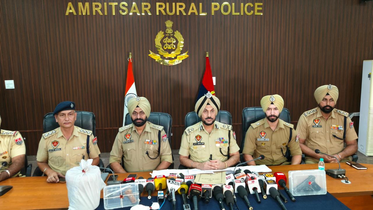 अमृतसर में पुलिस की बड़ी कामयाबी: तीन नाबालिगों सहित 7 गिरफ्तार, हैंड ग्रेनेड, पिस्तौल और 3.4 किलो हेरोइन बरामद "सीमा पार से हथियारों और ड्रग्स की तस्करी करने वाले बड़े नेटवर्क का पर्दाफाश": DGP