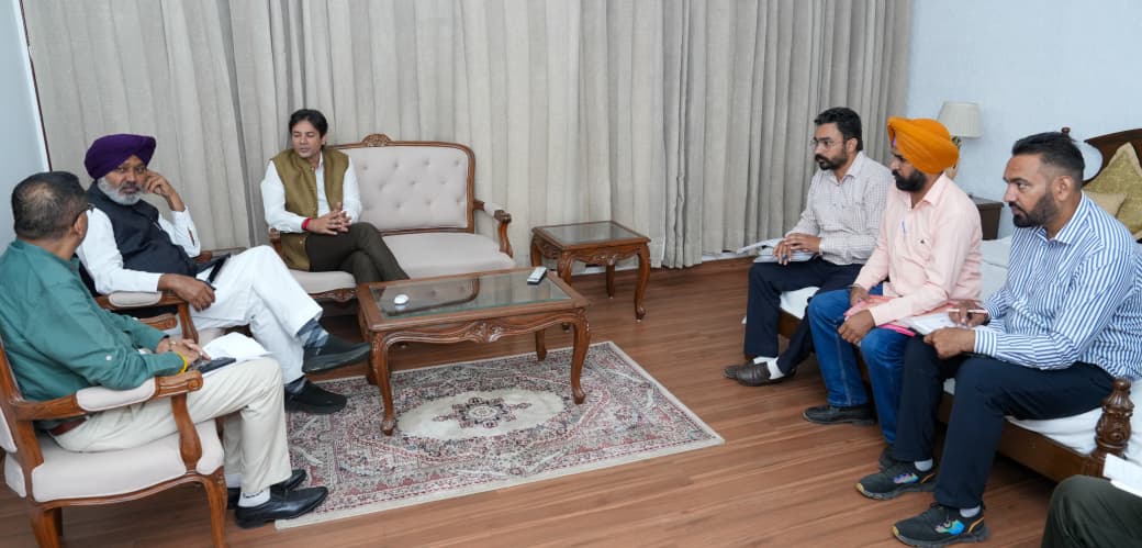 पनबस और पीआरटीसी के ठेका कर्मचारियों के नियमितीकरण पर बड़ी अपडेट: 29 अक्टूबर को होगी उच्चस्तरीय बैठक "पनबस और पीआरटीसी के अनुबंध कर्मचारियों की मांगों के समाधान के लिए भगवंत मान सरकार पूरी तरह प्रतिबद्ध":