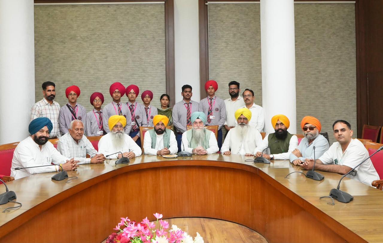 फरीदकोट के स्कूली विद्यार्थियों के लिए खुले पंजाब विधानसभा के द्वार; सीएम भगवंत मान ने दिए सफलता के गुरुमंत्र"सिफारिश नहीं, योग्यता के दम पर मिल रही हैं सरकारी
