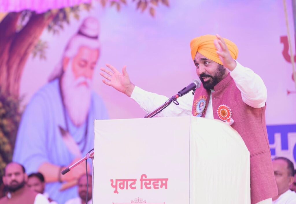 महर्षि भगवान वाल्मीकि के प्रकाश पर्व पर धूरी में निकली भव्य