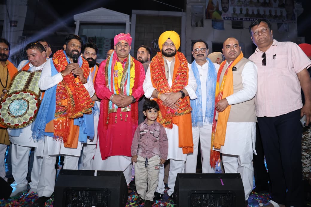 लुधियाना में धूमधाम से मनाई गई भगवान वाल्मीकि जी की जयंती, कैबिनेट मंत्री तरुनप्रीत सिंह सौंद ने शोभा यात्रा में की शिरकत "भगवान वाल्मीकि जी की शिक्षाएं समाज को समानता, सद्भावना और मानवता का मार्ग दिखाती हैं": कैबिनेट मंत्री तरुनप्रीत सिंह सौंद बस्ती जोधेवाल में उमड़ा श्रद्धालुओं का जनसैलाब; श्री गुरु रविदास मंदिर प्रबंधक सभा द्वारा आयोजित विशाल शोभा यात्रा में गूंजे धार्मिक जयकारे लुधियाना / चंडीगढ़, 26 अक्टूबर 2026: पंजाब में धार्मिक सौहार्द और Tarunpreet Singh Sond Valmiki Shobha Yatra तथा Ludhiana Religious Procession News से जुड़ी खबरें Punjab Cultural News Hindi में प्रमुखता से छाए हुए हैं। भगवान वाल्मीकि जी के प्रकट दिवस के पावन अवसर पर लुधियाना के बस्ती जोधेवाल स्थित श्री गुरु रविदास चौक पर एक भव्य और विशाल शोभा यात्रा निकाली गई। इस राज्य स्तरीय धार्मिक समागम में पंजाब सरकार के कैबिनेट मंत्री और खन्ना हलके से विधायक तरुनप्रीत सिंह सौंद (Tarunpreet Singh Sond) ने अपने साथियों और पार्टी कार्यकर्ताओं के साथ विशेष रूप से शिरकत की। "रामायण भारतीय संस्कृति और नैतिकता का अनमोल खजाना" श्री गुरु रविदास मंदिर प्रबंधक सभा (रजि.) के तत्वावधान में निकाली गई इस शोभा यात्रा में हजारों की संख्या में श्रद्धालुओं ने हिस्सा लिया। इस अवसर पर कैबिनेट मंत्री तरुनप्रीत सिंह सौंद के साथ पंजाब दलित विकास बोर्ड के चेयरमैन विजय दानव भी उपस्थित रहे। श्रद्धालुओं को संबोधित करते हुए मंत्री सौंद ने कहा: "भगवान वाल्मीकि जी का संपूर्ण जीवन और उनकी महान शिक्षाएं समूचे मानव समाज के लिए अनमोल प्रेरणा स्रोत हैं। उनके द्वारा रचित महाकाव्य रामायण भारतीय संस्कृति, मर्यादा, नैतिकता और आदर्श जीवन मूल्यों का खजाना है। उन्होंने समाज को हमेशा सदाचार, समानता, भाईचारे और मानवता की सेवा का संदेश दिया है, जो आज के समय में भी पूरी तरह प्रासंगिक है।" — तरुनप्रीत सिंह सौंद, कैबिनेट मंत्री, पंजाब मंत्री ने कहा कि ऐसे भव्य धार्मिक और सामाजिक आयोजन हमारी समृद्ध सांस्कृतिक विरासत को संजोने के साथ-साथ युवा पीढ़ी को महान संतों और महापुरुषों के विचारों से जोड़ने में अत्यंत महत्वपूर्ण भूमिका निभाते हैं। शोभा यात्रा के दौरान पूरे क्षेत्र में भक्तिमय और उत्साहपूर्ण माहौल देखने को मिला। SEO Tags / टैग्स: Tarunpreet Singh Sond Valmiki Shobha Yatra, Ludhiana Religious Procession News, Bhagwan Valmiki Pragat Divas Ludhiana, Punjab Cabinet Minister Sond, Sri Guru रविदास Sabha Ludhiana, Punjab News Hindi Today