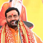 हिसार में राजकीय वाल्मीकि छात्रावास के लिए CM नायब सिंह सैनी ने दिए ₹31 लाख, अनुसूचित जातियों के कल्याण का दोहराया संकल्पप्रदेश स्तरीय समारोह में मुख्यमंत्री का बड़ा ऐलान; 'मेक इन हरियाणा इंडस्ट्रियल पॉलिसी 2026' के जरिए ₹5 लाख करोड़ के निवेश का लक्ष्य।हिसार / चंडीगढ़:हरियाणा के प्रशासनिक गलियारों, सामाजिक कल्याण और औद्योगिक नीति से जुड़ी Nayab Singh Saini Hisar Speech और Make in Haryana Industrial Policy 2026 की खबरें Haryana News Hindi में प्रमुखता से छाई हुई हैं। महर्षि वाल्मीकि जयंती के उपलक्ष्य में आयोजित राज्य स्तरीय समारोह में पहुंचे मुख्यमंत्री नायब सिंह सैनी ने हिसार में वाल्मीकि छात्रावास के निर्माण और सुविधाओं के विस्तार के लिए 31 लाख रुपये का अनुदान देने की घोषणा की। मुख्यमंत्री ने कहा कि राज्य सरकार अनुसूचित जाति वर्ग और वंचित समाज के अधिकारों की रक्षा, शिक्षा के प्रसार और सम्मानजनक जीवन के लिए प्रतिबद्ध है।इस अवसर पर मुख्यमंत्री ने राज्य के आर्थिक और औद्योगिक रोडमैप को साझा करते हुए कहा कि 'मेक इन हरियाणा इंडस्ट्रियल पॉलिसी-2026' के माध्यम से राज्य सरकार विनिर्माण क्षेत्र को नई ऊर्जा देने जा रही है। इस नीति के तहत हरियाणा में 5 लाख करोड़ रुपये के नए निवेश को आकर्षित करने और वर्ष 2030-31 तक युवाओं के लिए 10 लाख से अधिक रोजगार के अवसर पैदा करने का लक्ष्य रखा गया है। इसके लिए वे जल्द ही गुजरात दौरे पर जाकर राष्ट्रीय और अंतरराष्ट्रीय निवेशकों के साथ रणनीतिक बातचीत करेंगे। SEO Tags / टैग्स:Nayab Singh Saini Hisar Speech, Make in Haryana Industrial Policy 2026, Haryana Valmiki Hostel Hisar Grant, Haryana SC Welfare Schemes, Haryana News Hindi Today, Haryana Industrial Investment News