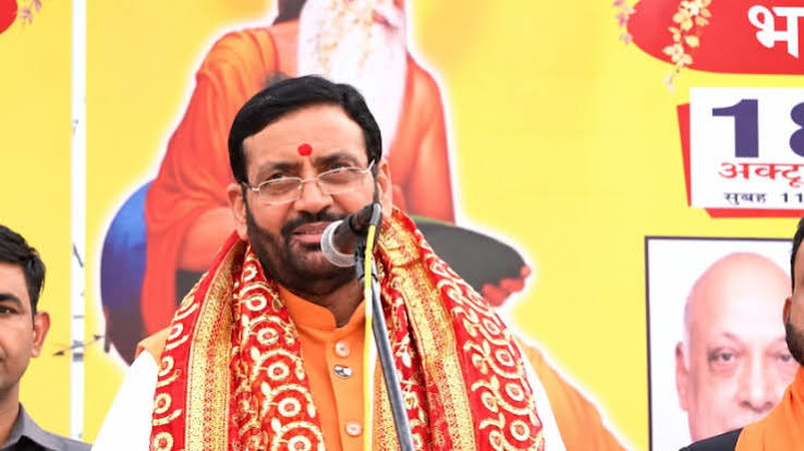 हिसार में राजकीय वाल्मीकि छात्रावास के लिए CM नायब सिंह सैनी ने दिए ₹31 लाख, अनुसूचित जातियों के कल्याण का दोहराया संकल्पप्रदेश स्तरीय समारोह में मुख्यमंत्री का बड़ा ऐलान; 'मेक इन हरियाणा इंडस्ट्रियल पॉलिसी 2026' के जरिए ₹5 लाख करोड़ के निवेश का लक्ष्य।हिसार / चंडीगढ़:हरियाणा के प्रशासनिक गलियारों, सामाजिक कल्याण और औद्योगिक नीति से जुड़ी Nayab Singh Saini Hisar Speech और Make in Haryana Industrial Policy 2026 की खबरें Haryana News Hindi में प्रमुखता से छाई हुई हैं। महर्षि वाल्मीकि जयंती के उपलक्ष्य में आयोजित राज्य स्तरीय समारोह में पहुंचे मुख्यमंत्री नायब सिंह सैनी ने हिसार में वाल्मीकि छात्रावास के निर्माण और सुविधाओं के विस्तार के लिए 31 लाख रुपये का अनुदान देने की घोषणा की। मुख्यमंत्री ने कहा कि राज्य सरकार अनुसूचित जाति वर्ग और वंचित समाज के अधिकारों की रक्षा, शिक्षा के प्रसार और सम्मानजनक जीवन के लिए प्रतिबद्ध है।इस अवसर पर मुख्यमंत्री ने राज्य के आर्थिक और औद्योगिक रोडमैप को साझा करते हुए कहा कि 'मेक इन हरियाणा इंडस्ट्रियल पॉलिसी-2026' के माध्यम से राज्य सरकार विनिर्माण क्षेत्र को नई ऊर्जा देने जा रही है। इस नीति के तहत हरियाणा में 5 लाख करोड़ रुपये के नए निवेश को आकर्षित करने और वर्ष 2030-31 तक युवाओं के लिए 10 लाख से अधिक रोजगार के अवसर पैदा करने का लक्ष्य रखा गया है। इसके लिए वे जल्द ही गुजरात दौरे पर जाकर राष्ट्रीय और अंतरराष्ट्रीय निवेशकों के साथ रणनीतिक बातचीत करेंगे। SEO Tags / टैग्स:Nayab Singh Saini Hisar Speech, Make in Haryana Industrial Policy 2026, Haryana Valmiki Hostel Hisar Grant, Haryana SC Welfare Schemes, Haryana News Hindi Today, Haryana Industrial Investment News