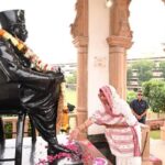 नागपुर में संघ का विजयादशमी उत्सव: सरसंघचालक मोहन भागवत ने सामाजिक विभाजनकारी ताकतों से चेतायाआरएसएस (RSS) स्थापना दिवस पर मोहन भागवत का राष्ट्र के नाम संबोधन; बोले— "आंदोलनों को देश की शांति और एकता बिगाड़ने का जरिया न बनने दें।"नागपुर:राष्ट्रीय स्वयंसेवक संघ (RSS) के शताब्दी वर्ष के करीब पहुंचते स्थापना दिवस और Mohan Bhagwat Vijayadashami Speech से जुड़ी खबरें National Political News Hindi में मुख्य चर्चा का विषय बनी हुई हैं। नागपुर के रेशमबाग मैदान में आयोजित वार्षिक विजयादशमी उत्सव को संबोधित करते हुए आरएसएस प्रमुख मोहन भागवत ने देशवासियों को चेतावनी दी कि निहित स्वार्थों के लिए चलाए जा रहे राजनीतिक आंदोलनों और सामाजिक विभाजनों से देश की स्थिरता को खतरा पैदा हो सकता है। उन्होंने कहा कि समस्याओं का समाधान केवल सड़कों पर उग्र आंदोलनों से नहीं, बल्कि बातचीत और समाधानपरक सोच से निकलता है। सरसंघचालक ने कहा कि विदेशी ताकतें और कुछ असामाजिक तत्व भारत की बढ़ती आर्थिक और सामरिक प्रगति से असहज हैं और वे देश के भीतर असंतोष पैदा करने के अवसरों की तलाश में रहते हैं। उन्होंने हिंदू समाज से एकजुट रहने, सामाजिक समरसता बनाए रखने और राष्ट्र निर्माण के लिए 'हिंदू भावना' से काम करने का आह्वान किया। कार्यक्रम के दौरान संघ प्रमुख ने पारंपरिक 'शस्त्र पूजा' भी की, जिसमें केंद्रीय मंत्री नितिन गडकरी, पूर्व उपराष्ट्रपति जगदीप धनखड़ सहित कई वरिष्ठ प्रशासनिक व राजनीतिक हस्तियां शामिल हुईं।