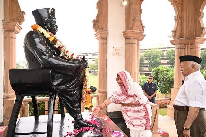नागपुर में संघ का विजयादशमी उत्सव: सरसंघचालक मोहन भागवत ने सामाजिक विभाजनकारी ताकतों से चेतायाआरएसएस (RSS) स्थापना दिवस पर मोहन भागवत का राष्ट्र के नाम संबोधन; बोले— "आंदोलनों को देश की शांति और एकता बिगाड़ने का जरिया न बनने दें।"नागपुर:राष्ट्रीय स्वयंसेवक संघ (RSS) के शताब्दी वर्ष के करीब पहुंचते स्थापना दिवस और Mohan Bhagwat Vijayadashami Speech से जुड़ी खबरें National Political News Hindi में मुख्य चर्चा का विषय बनी हुई हैं। नागपुर के रेशमबाग मैदान में आयोजित वार्षिक विजयादशमी उत्सव को संबोधित करते हुए आरएसएस प्रमुख मोहन भागवत ने देशवासियों को चेतावनी दी कि निहित स्वार्थों के लिए चलाए जा रहे राजनीतिक आंदोलनों और सामाजिक विभाजनों से देश की स्थिरता को खतरा पैदा हो सकता है। उन्होंने कहा कि समस्याओं का समाधान केवल सड़कों पर उग्र आंदोलनों से नहीं, बल्कि बातचीत और समाधानपरक सोच से निकलता है। सरसंघचालक ने कहा कि विदेशी ताकतें और कुछ असामाजिक तत्व भारत की बढ़ती आर्थिक और सामरिक प्रगति से असहज हैं और वे देश के भीतर असंतोष पैदा करने के अवसरों की तलाश में रहते हैं। उन्होंने हिंदू समाज से एकजुट रहने, सामाजिक समरसता बनाए रखने और राष्ट्र निर्माण के लिए 'हिंदू भावना' से काम करने का आह्वान किया। कार्यक्रम के दौरान संघ प्रमुख ने पारंपरिक 'शस्त्र पूजा' भी की, जिसमें केंद्रीय मंत्री नितिन गडकरी, पूर्व उपराष्ट्रपति जगदीप धनखड़ सहित कई वरिष्ठ प्रशासनिक व राजनीतिक हस्तियां शामिल हुईं।