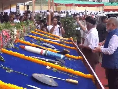 नागपुर में संघ का विजयादशमी उत्सव: सरसंघचालक मोहन भागवत ने सामाजिक विभाजनकारी ताकतों से चेतायाआरएसएस (RSS) स्थापना दिवस पर मोहन भागवत का राष्ट्र के नाम संबोधन; बोले— "आंदोलनों को देश की शांति और एकता बिगाड़ने का जरिया न बनने दें।"नागपुर:राष्ट्रीय स्वयंसेवक संघ (RSS) के शताब्दी वर्ष के करीब पहुंचते स्थापना दिवस और Mohan Bhagwat Vijayadashami Speech से जुड़ी खबरें National Political News Hindi में मुख्य चर्चा का विषय बनी हुई हैं। नागपुर के रेशमबाग मैदान में आयोजित वार्षिक विजयादशमी उत्सव को संबोधित करते हुए आरएसएस प्रमुख मोहन भागवत ने देशवासियों को चेतावनी दी कि निहित स्वार्थों के लिए चलाए जा रहे राजनीतिक आंदोलनों और सामाजिक विभाजनों से 