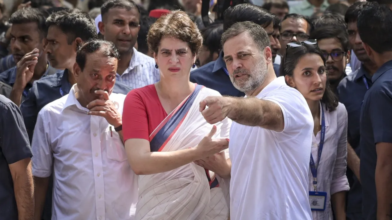 दिल्ली की सड़कों पर सियासी संग्राम: राहुल गांधी और प्रियंका गांधी हिरासत में, इलेक्शन कमीशन मार्च के दौरान बढ़ा बवाल